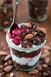 granola with yogurt snd rasberries