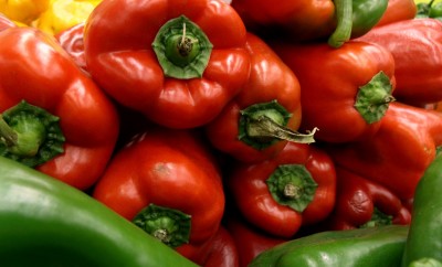 What are the differences between green and red peppers