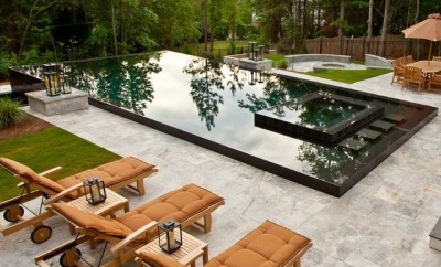 Backyard with a splash pool and lounge sun chairs