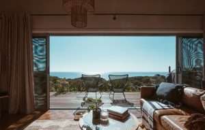 -modern-villa-overlooking-ocean