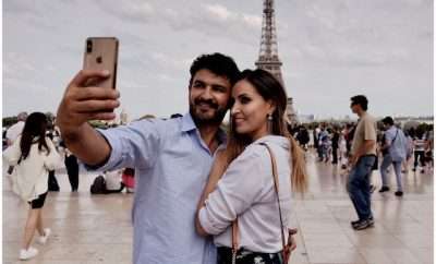Couple taking a selfie near Eiffel tower